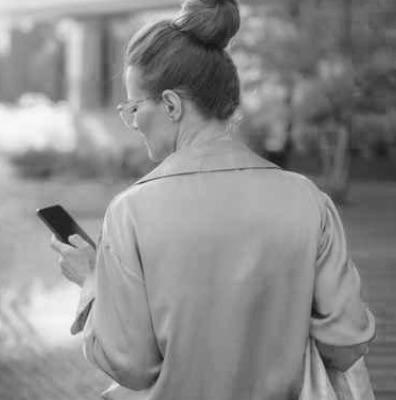 Støtte til kvinder: Kræft, ufrivillig barnløshed & mere (Forside) 11 a woman holding a phone, fertilitet, skip-lazy
