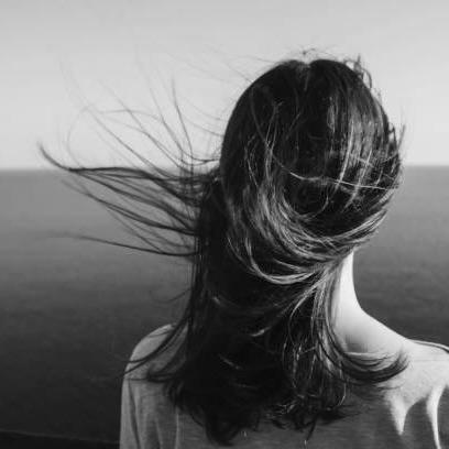 Støtte til kvinder: Kræft, ufrivillig barnløshed & mere (Forside) 16 a woman with her hair blowing in the wind, fertilitet, skip-lazy