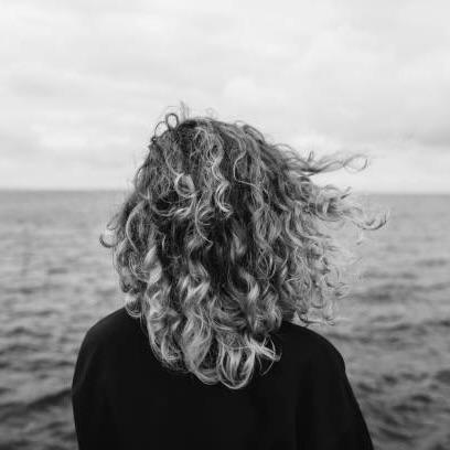 Støtte til kvinder: Kræft, ufrivillig barnløshed & mere (Forside) 15 a person with long curly hair standing in front of water, fertilitet