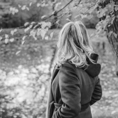 Støtte til kvinder: Kræft, ufrivillig barnløshed & mere (Forside) 9 a woman standing near a tree, fertilitet, skip-lazy